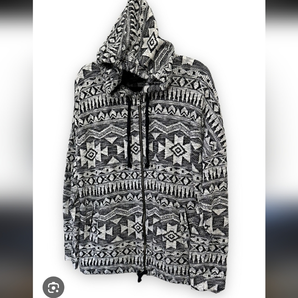 American Eagle Outfitters Aztec Monochrome Knit Sweater Size :Large